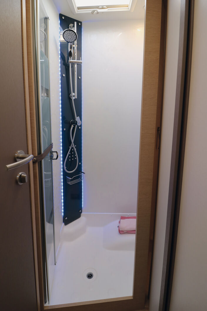 Separate Dusche mit hinterleuchteter Brausesäule.