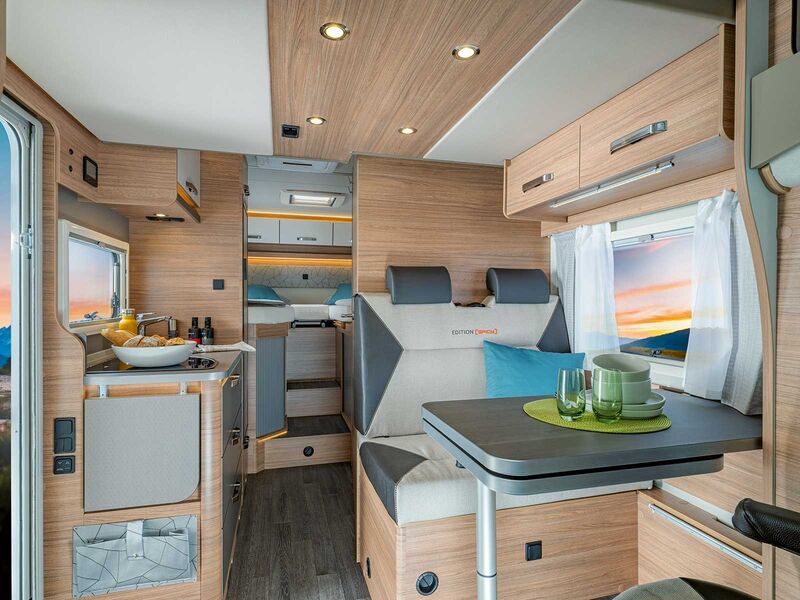 Durchblick vom Cockpit bis ins Heck des Weinsberg CaraSuite 650 MEG Edition Spicy.