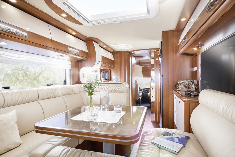 Blick von der grossen Lounge im Heck zum Cockpit.