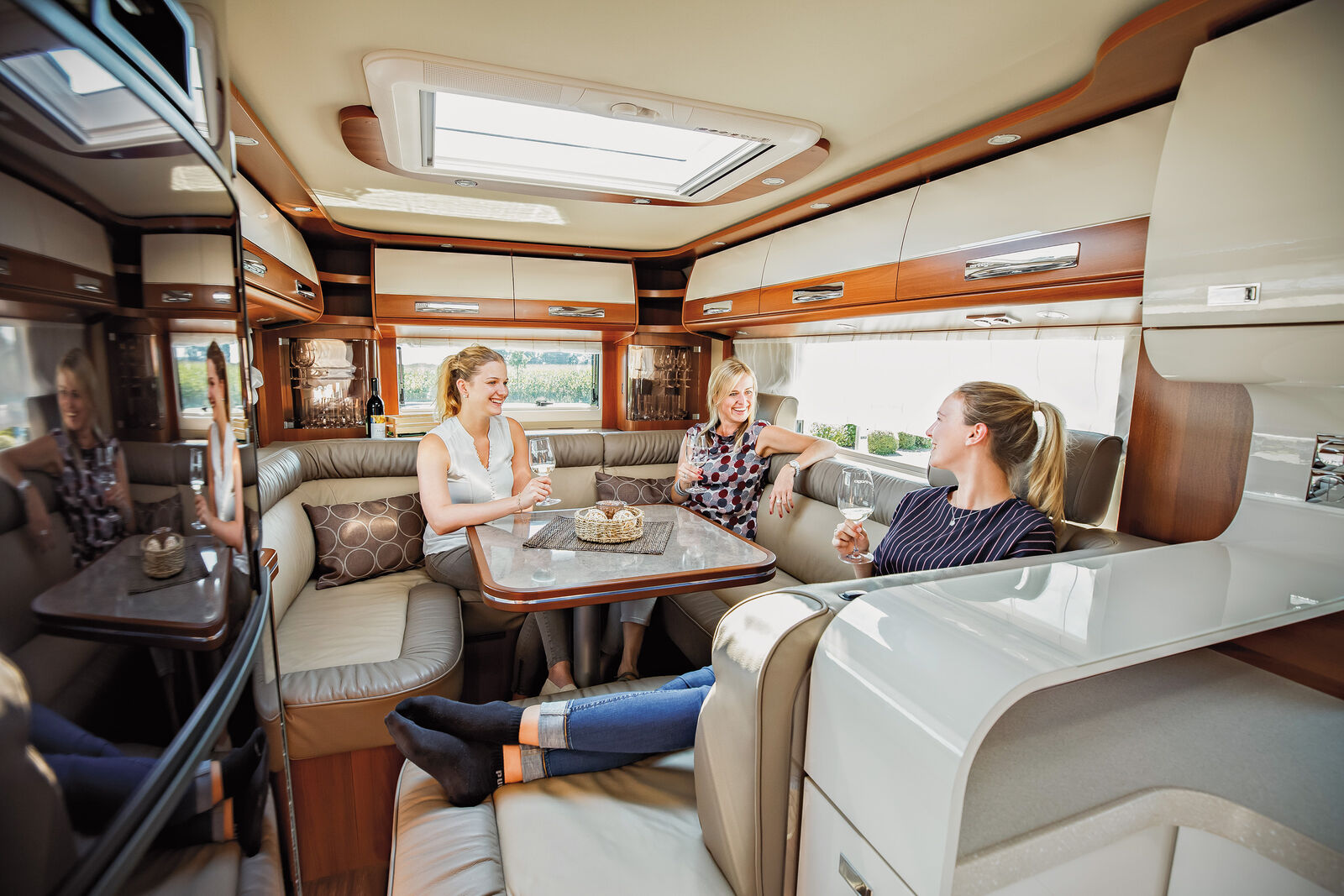 Die Sitzgruppe mit ausgefahrener Liege.