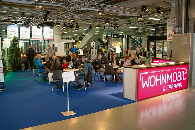 Cette année, nous accueillons nos abonnés avec un café dans le nouveau foyer situé entre les halls Stage et Cube. C’est également là que se déroulera le concours ouvert à tous.