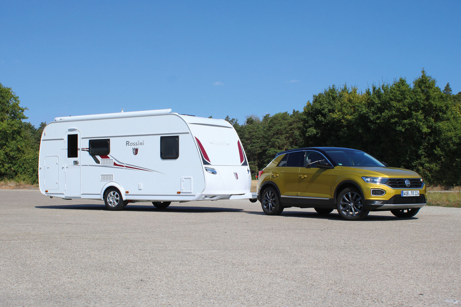 Derrière la Volkswagen T-Roc, la caravane Rossini 520 DM brille par son excellente tenue de route.