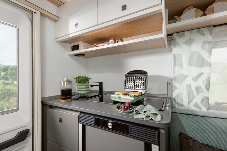 Kompakter Küchenblock gleich neben der Eingangstüre im Heck.