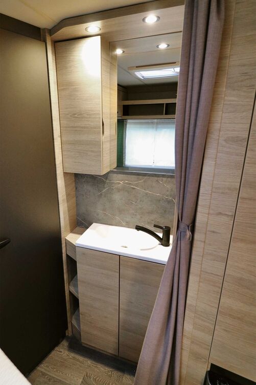 Le coin lavabo ouvert séduit visuellement et se distingue par sa grande liberté de mouvement.