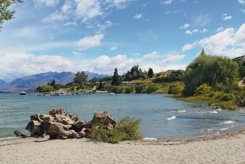 Les terrains de camping des parcs nationaux (ici au mont Cook) sont toujours très rustiques, mais merveilleusement situés. L’idyllique petite station de Wanaka est sise au bord du lac du même nom, nichée dans la nature à perte de vue.