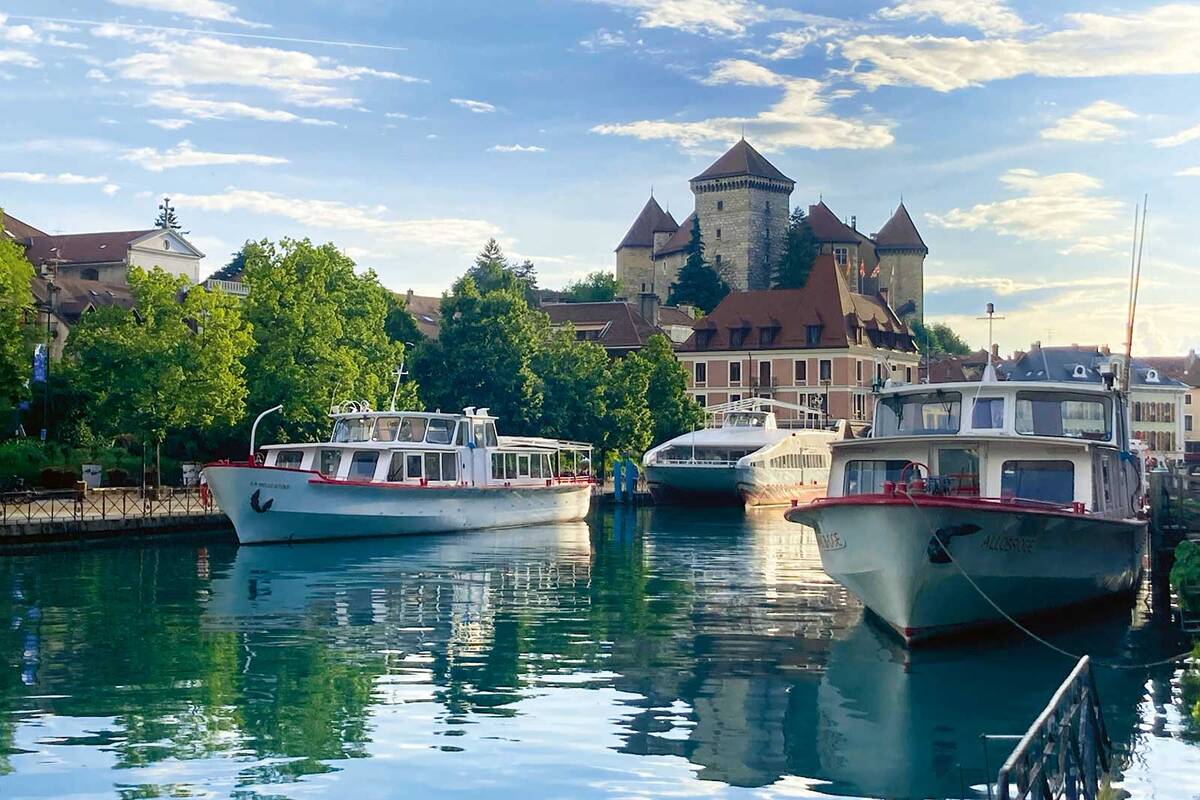 Annecy bietet sich als optimalen, sehenswerten Zwischenstopp an.