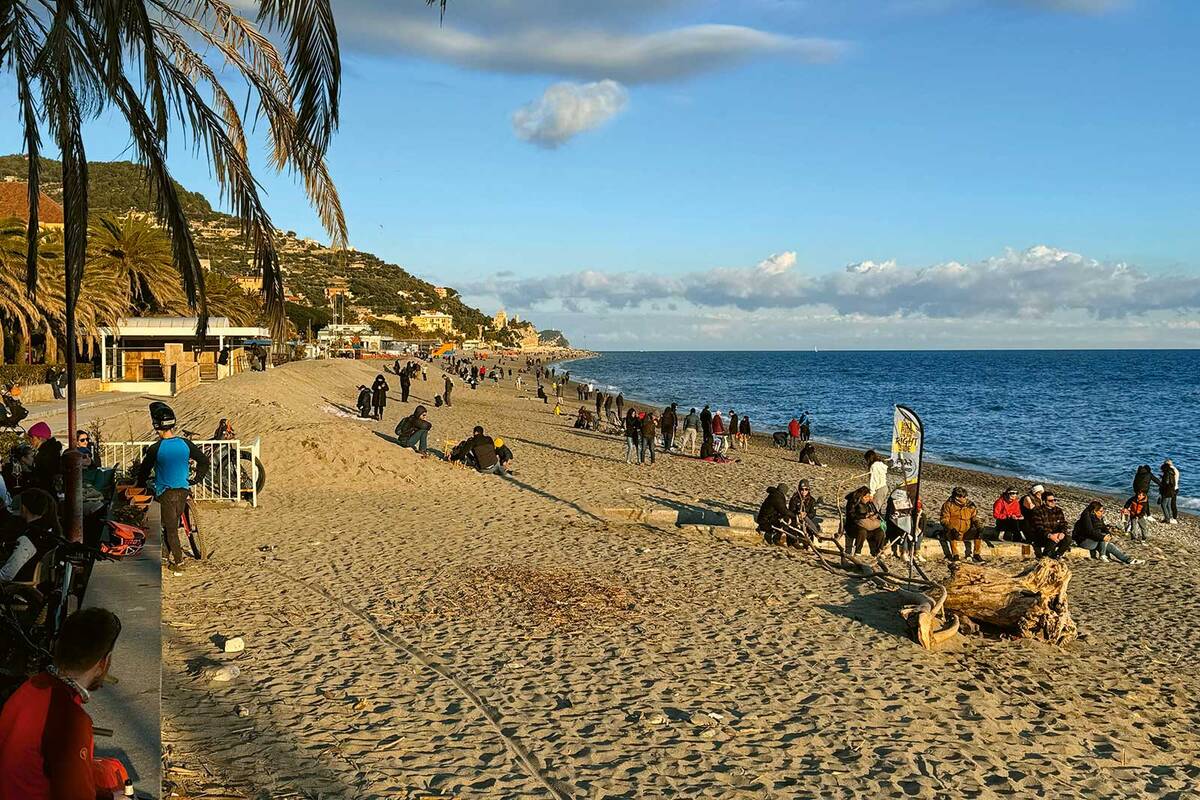 In Finale Ligure an der Riviera stehen wir erstmals am Meer und geniessen die Sonne sowie den Meerduft.