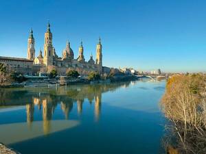 Eindrucksvoll präsentiert sich die Basílica del Pilar in Saragossa. Sie ist die grösste und eine der wichtigsten Barockkirchen Spaniens.