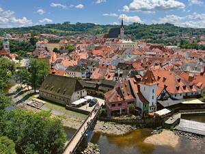 Aussicht von der Burg Český Krumlov auf die Stadt.