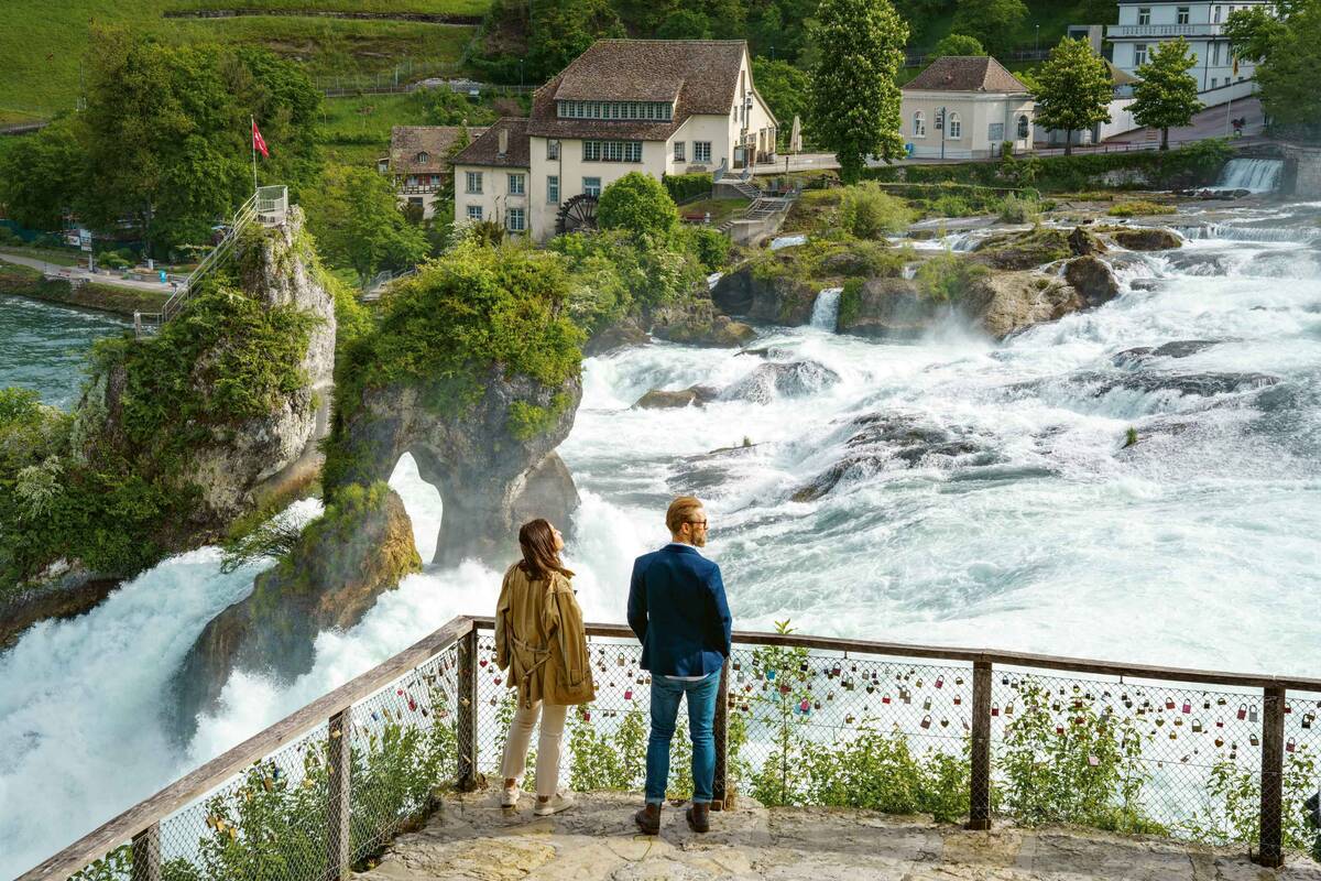Gewaltige Wassermassen beeindrucken am Rheinfall.