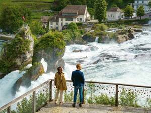 Gewaltige Wassermassen beeindrucken am Rheinfall.
