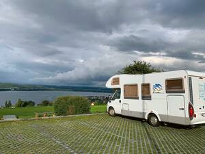 Ruhig gelegener Parkplatz mit Seesicht bei Arenenberg.