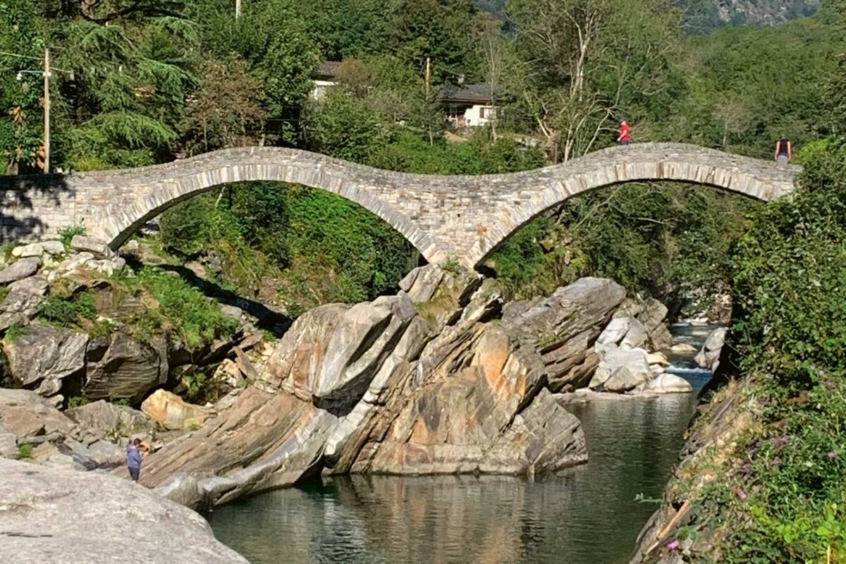 Die Bogenbrücke aus dem 17. Jahrhundert wird im Volksmund Römerbrücke genannt.