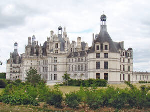 Das Schloss Chambord ist das prächtigste und grösste Schloss im Loiretal. Das ehemalige Jagdschloss wird von einer 32 Kilometer langen Mauer umgeben.