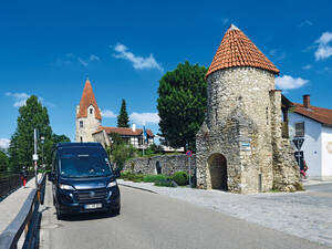 Unsere Abensberg-Runde folgt der Stadtmauer mit dem Maderturm.