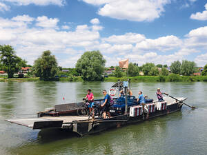 Die Gierseilfähre bei Matting über die Donau nutzt die Kraft der Strömung und transportiert sogar grosse Wohnmobile.