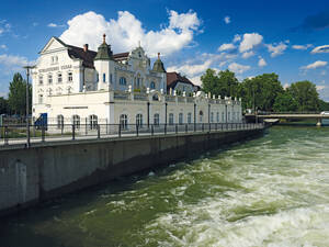 Landshut – entlang der Isar erstrahlen zahlreiche Prachtbauten.