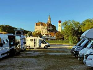 Im Hintergrund des Wohnmobilstellplatzes in Sigmaringen thront das Schloss Sigmaringen majestätisch auf einem Felsen über der Donau.