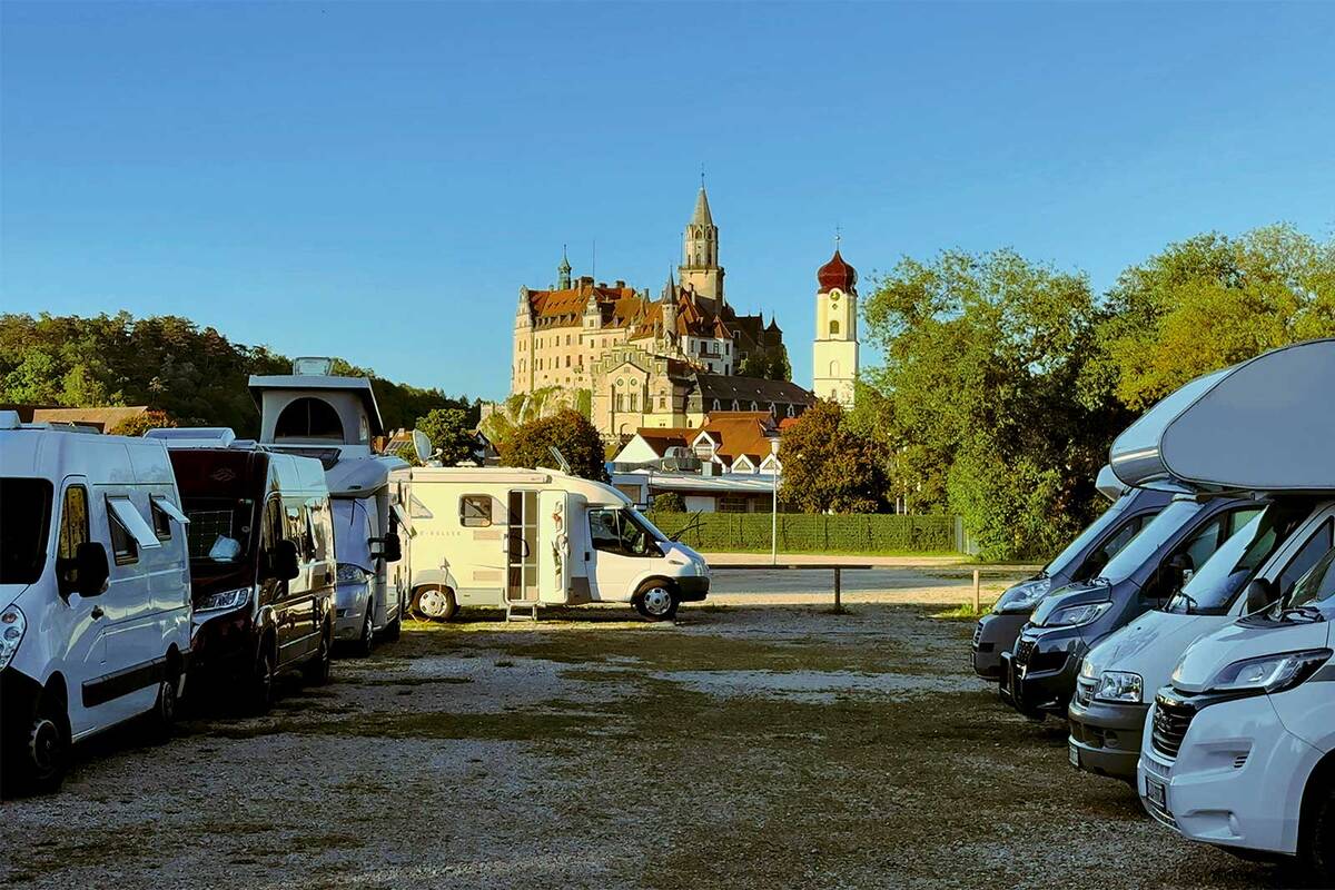 Im Hintergrund des Wohnmobilstellplatzes in Sigmaringen thront das Schloss Sigmaringen majestätisch auf einem Felsen über der Donau.