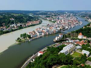 In Passau fliessen der grüne Inn, die blaue Donau und die kleinere Ilz zusammen, wobei die unterschiedlichen Wasserfarben das Dreiflüsseeck zu einem eindrücklichen Naturschauspiel machen.