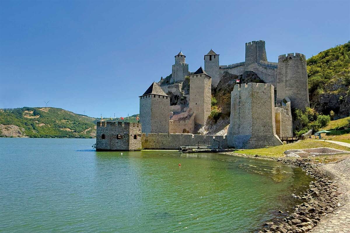 Die Festung Golubac aus dem 14. Jahrhundert am Eingang zum Eisernen Tor, deren mächtige Türme direkt aus der Donau emporragen.