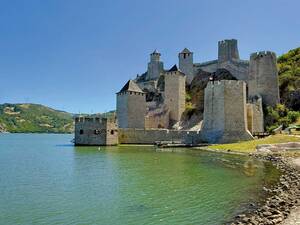 Die Festung Golubac aus dem 14. Jahrhundert am Eingang zum Eisernen Tor, deren mächtige Türme direkt aus der Donau emporragen.