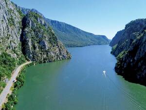 Rast mit dem Wohnmobil am Strassenrand der Donaudurchbruchsschlucht Eisernes Tor, wo sich der Fluss zwischen mächtigen Felswänden hindurchzwängt.