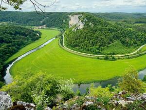 Le jeune Danube serpente en larges méandres à travers la vallée du Danube supérieur, encadré par les falaises jurassiques boisées du Jura souabe.