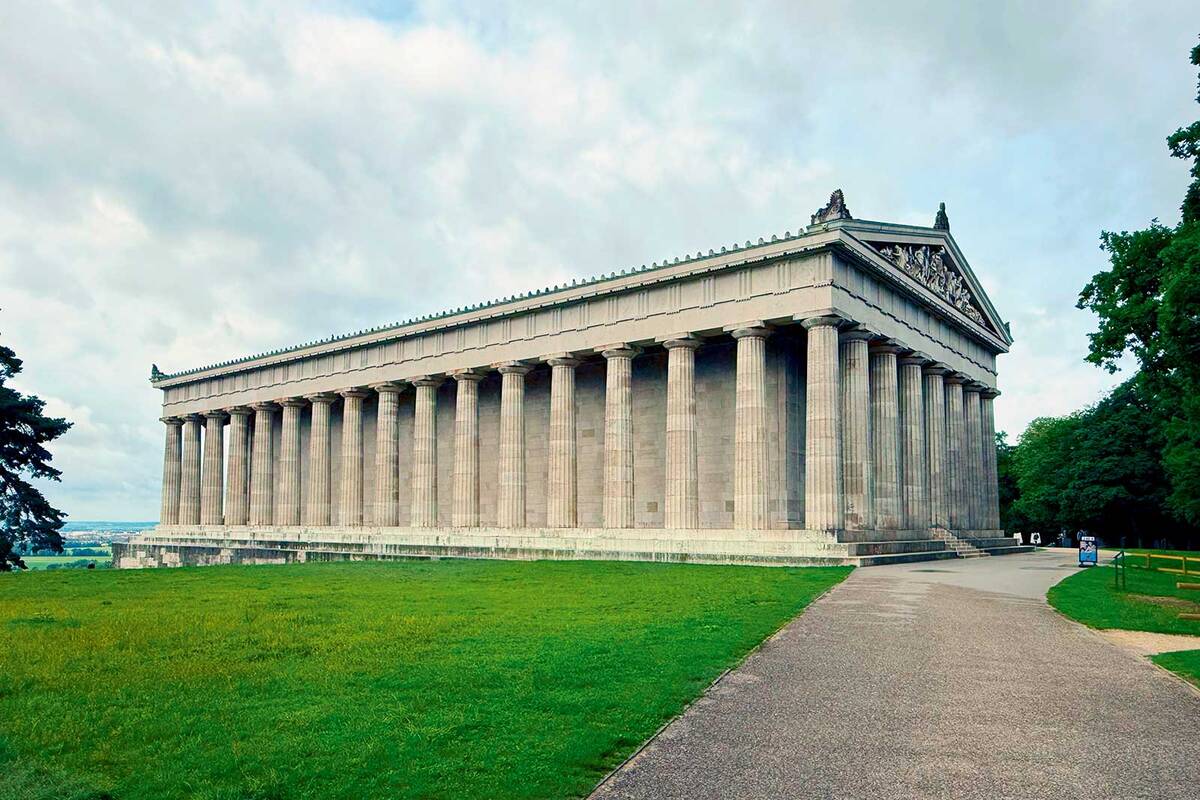 Le Walhalla, érigé en 1842 par le roi Louis Ier de Bavière comme mémorial dédié aux personnalités germanophones éminentes, une tentative d’incarner la grandeur historique sous les traits d’un temple grec.