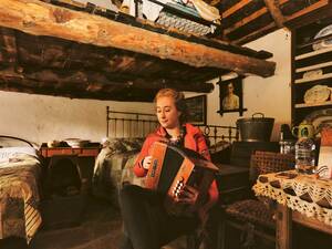 Das Kerry Bog Village bietet im Stile einer musikalisch begleiteten Zeitreise einen faszinierenden Einblick in das Leben und Arbeiten der Menschen in Irland im späten 19. Jahrhundert.
