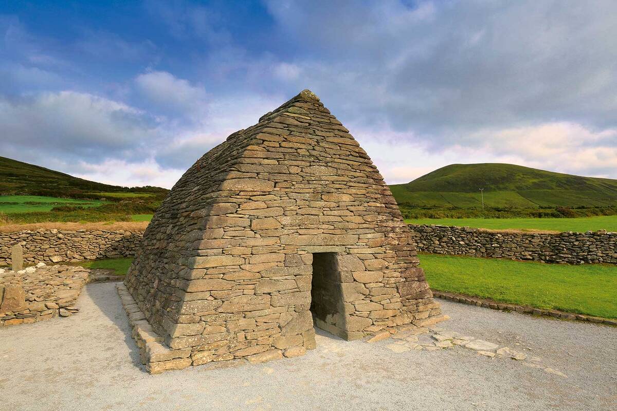 Das Gallarus Oratory ist der am besten erhaltene, in Trockenmauertechnik errichtete Kraggewölbebau der Insel und wurde im 8. Jahrhundert erbaut.