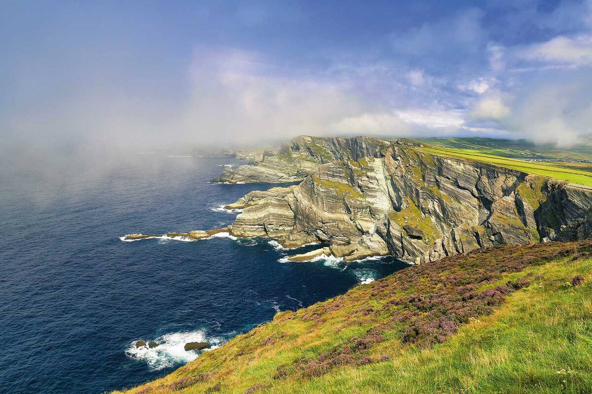 D’une beauté abyssale : les impressionnantes falaises de Kerry, hautes d&#039;environ 300 mètres, ne sont accessibles qu’en fonction des conditions météorologiques.