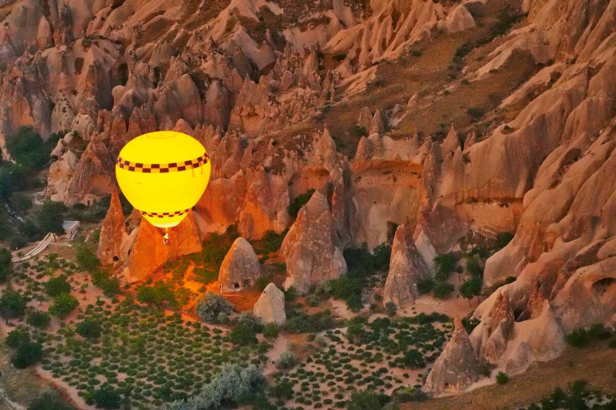 Die «Zuckerbäcker»-Landschaft Kappadokiens mit ihren «Feenkaminen» und Höhlenwohnungen sollte man unbedingt auch aus der Luft bewundern.