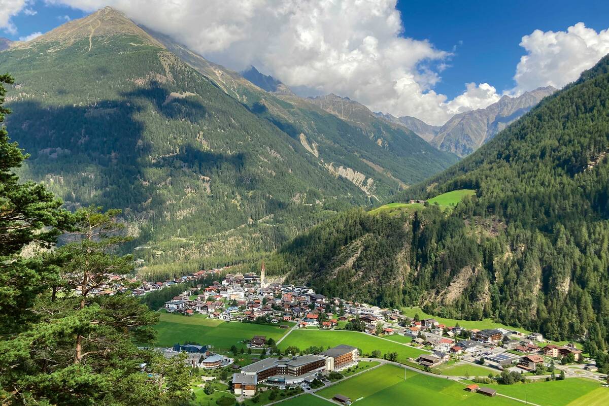 Blick auf Längenfeld im Ötztal mit dem Aqua Dome, einem grossen Freizeitbad. Der Campingplatz liegt ganz in der Nähe.