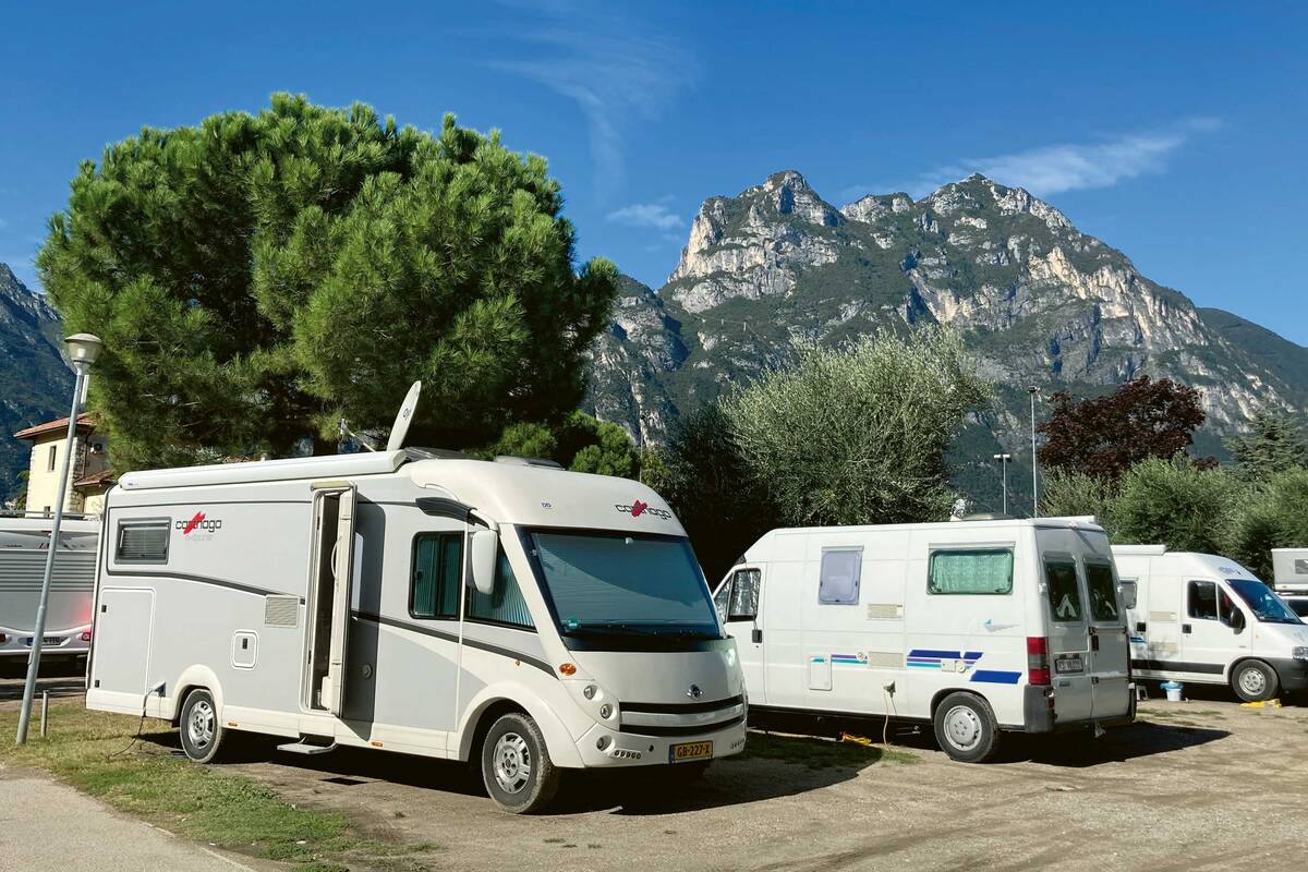 Der Camperstop Torbole im gleichnamigen Ort liegt nicht weit vom Gardasee-Ufer entfernt.
