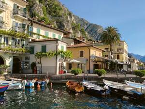 Bei einer Gardasee-Reise darf ein Besuch von Limone nicht fehlen. Am schönsten kann das Bilderbuch-Örtchen mit dem Schiff erreicht werden.