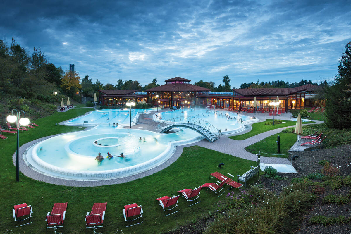 Die Sonnenhof-Therme in Bad Saulgau in der Dämmerung.