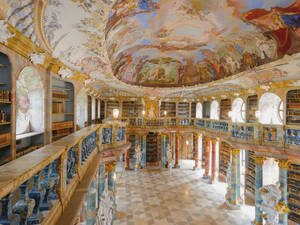 Der Bibliothekssaal des Klosters Wiblingen ist eines von hunderten Highlights der Barockstrasse.