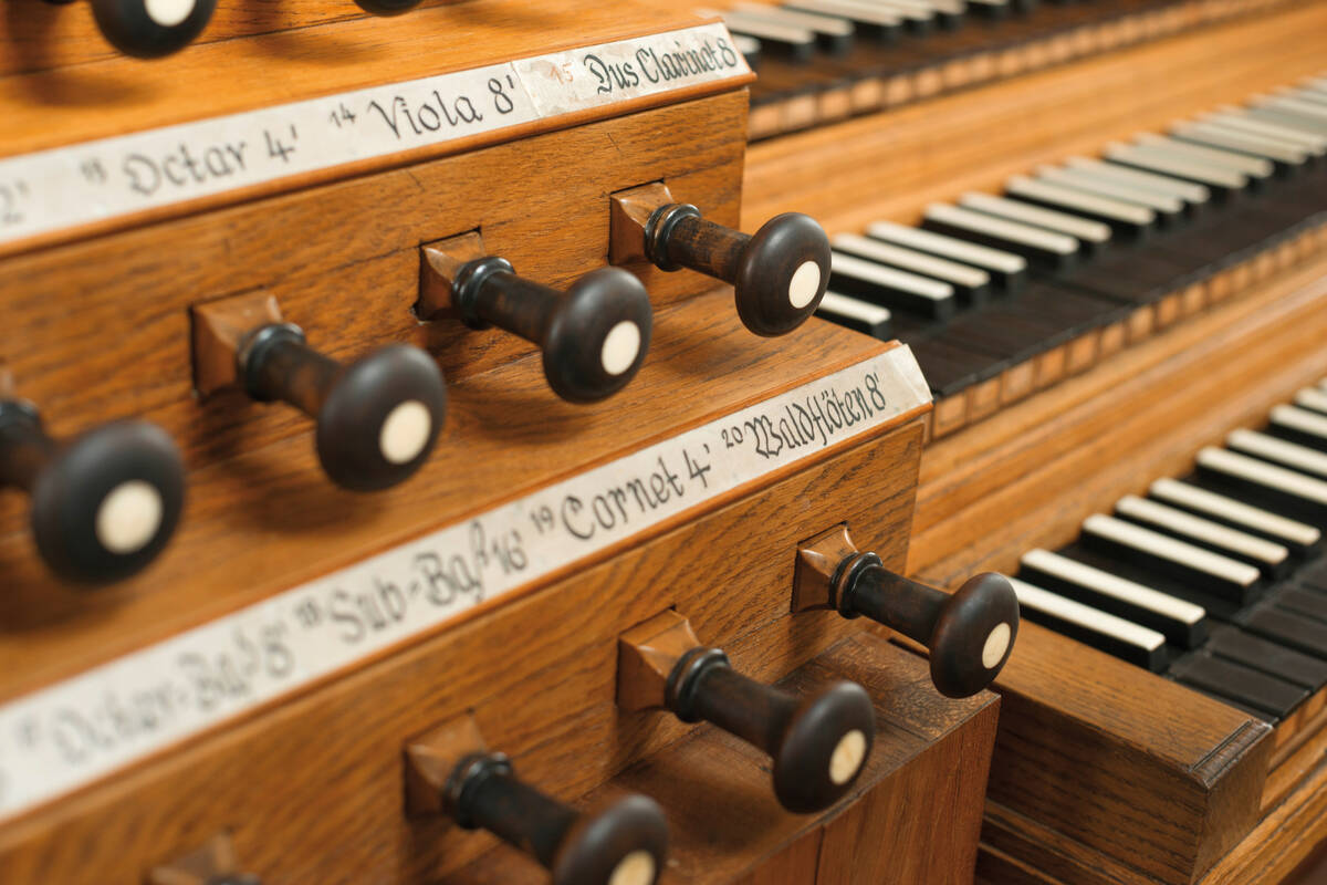 Auch alte Orgeln wie die Holzheim Orgel in Rot an der Rot verzaubern mit ihrem faszinierenden Klang.