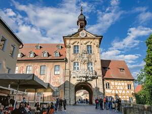 Cette porte monumentale mène à la vieille ville de Wolframs Eschenbach.