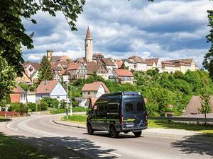 La route des châteaux passe en contrebas de la ville de Kirchberg an der Jagst et offre une vue magnifique sur l’enfilade de maisons à colombages de la vieille ville.