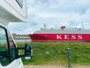 Wohnmobil-Stellplatz mit Sicht auf den Nord-Ostsee-Kanal.