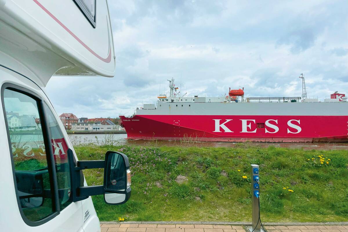 Wohnmobil-Stellplatz mit Sicht auf den Nord-Ostsee-Kanal.