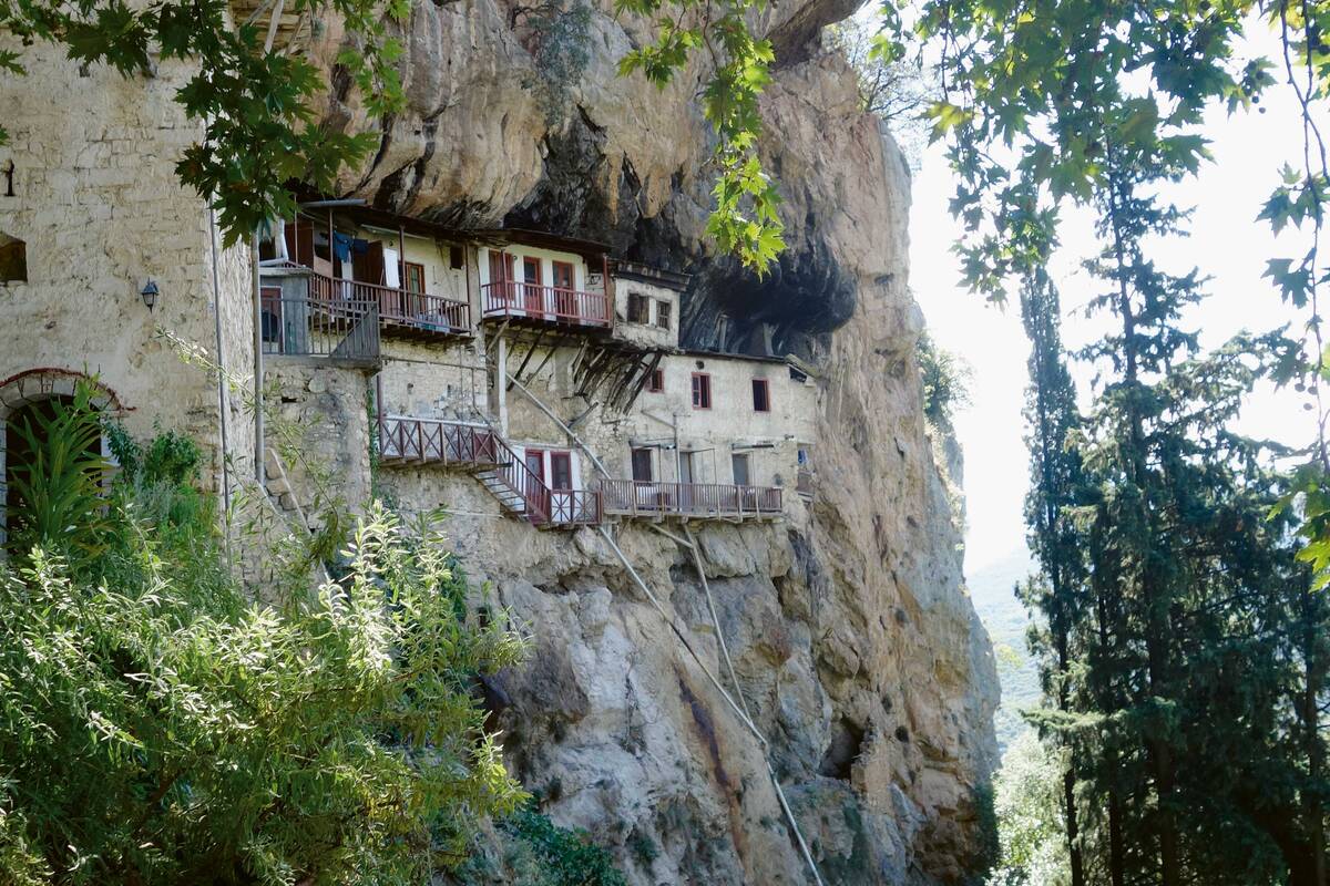 Das in die Felswand hineingebaute Kloster Moni Timiou Prodromou ist eines der zehn bekanntesten griechischen Klöster.