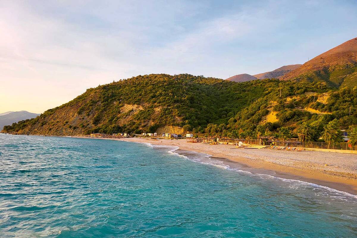 Un paradis pour les amateurs de snorkeling : les eaux cristallines de la côte près de Piqeras invitent à la baignade.