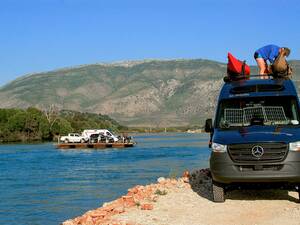 L’aventure avec un grand A : près de Butrint, nous traversons la rivière avec notre véhicule à bord d’un vieux bac en bois.