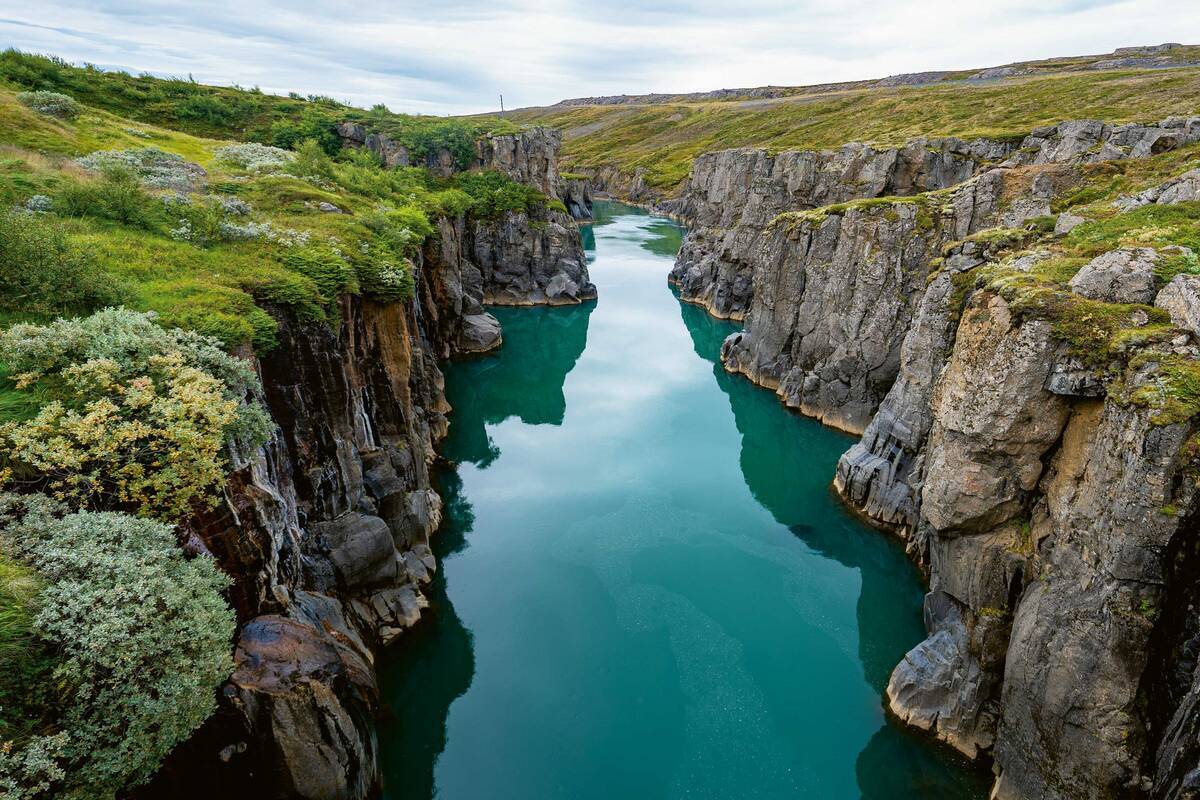 Langsam fliesst das grün-bläuliche Wasser im Moira Canyon, direkt an der Ringstrasse im Osten.
