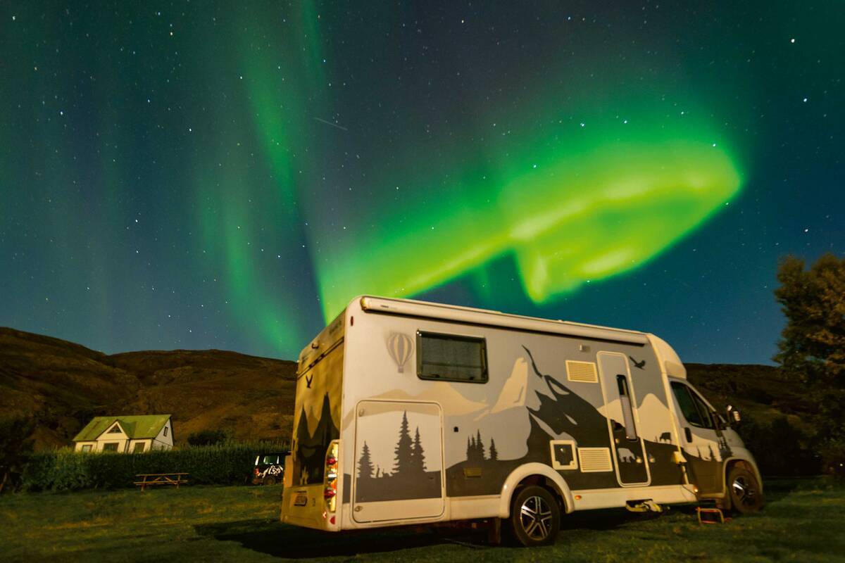 Beinahe mystisch wirkende Nordlichter im Hochland bei Hveravellir.