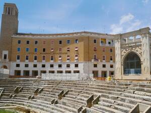 Das römische Amphitheater von Lecce, in dem früher Gladiatorenkämpfe geboten wurden, war einst fünf Etagen hoch und fasste 25 000 Besucher. 