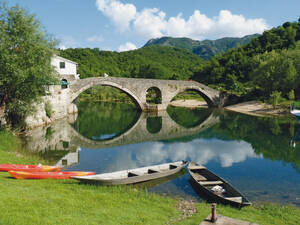 Rijeka Crnojevica ist allgemein für seine schöne Architektur und seine Steinhäuser bekannt. Das Wahrzeichen der Stadt ist jedoch die alte Brücke.